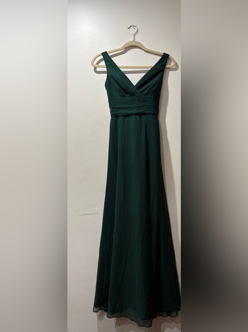 Elegant Deep Green V-Neck Maxi Dress with Ruched Waist